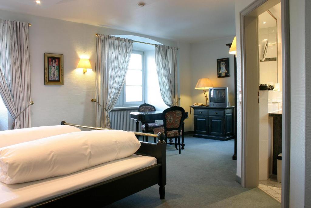 Schloss Neuburg Hotel Mosbach  Kamer foto