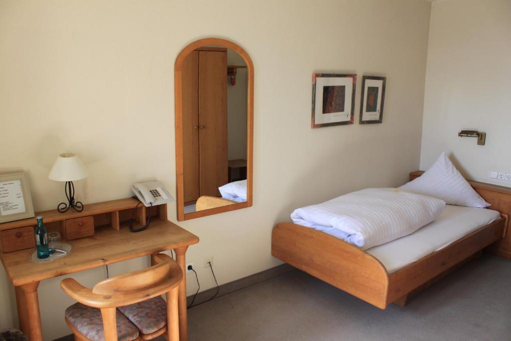 Schloss Neuburg Hotel Mosbach  Kamer foto