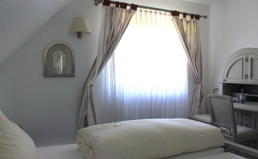 Schloss Neuburg Hotel Mosbach  Kamer foto
