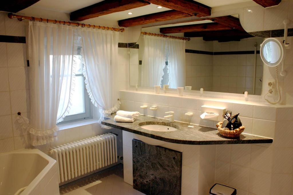 Schloss Neuburg Hotel Mosbach  Kamer foto