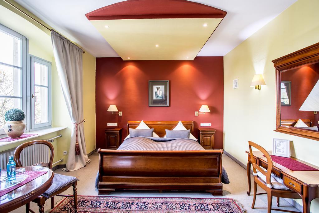Schloss Neuburg Hotel Mosbach  Buitenkant foto