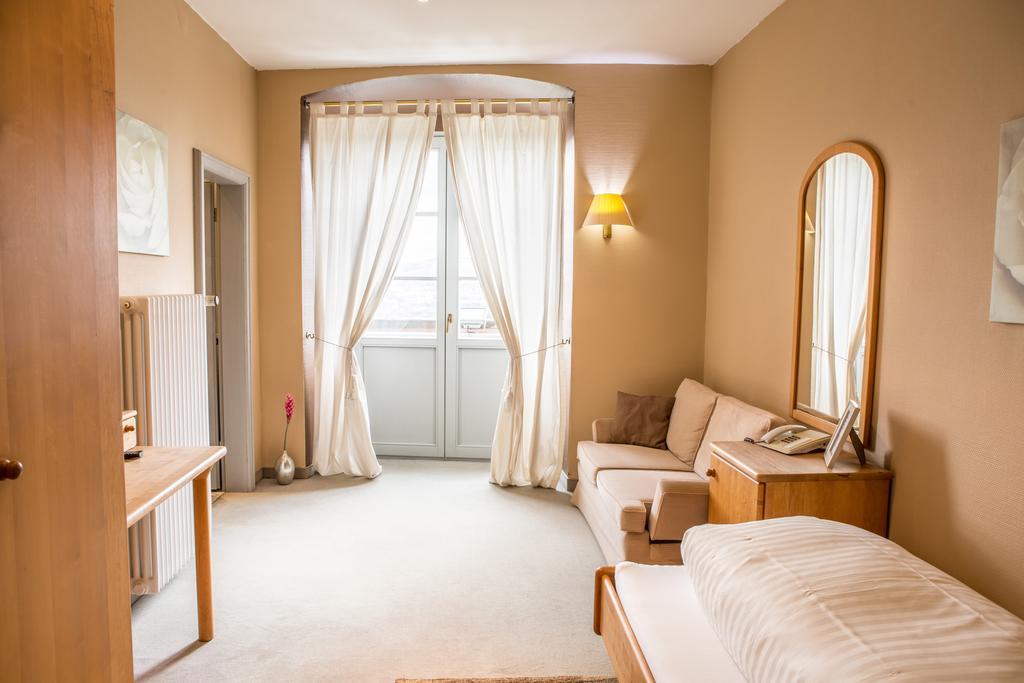 Schloss Neuburg Hotel Mosbach  Buitenkant foto